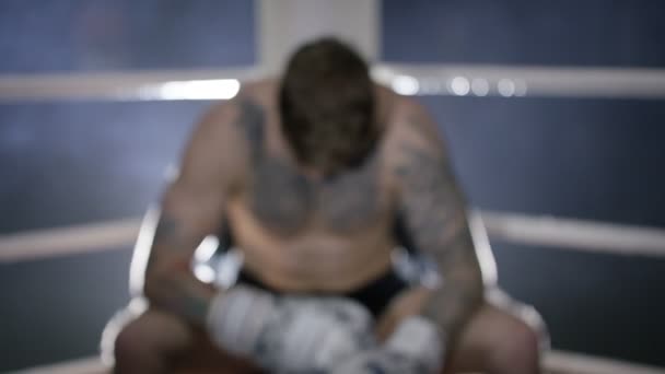 Luchador se sienta en la esquina del anillo — Vídeos de Stock