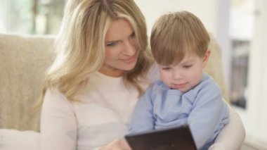 Anne ve oğlu tablet vasıl arıyorsunuz