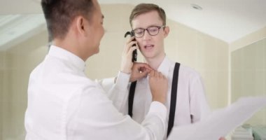 gay çift banyoda hazırlanıyor