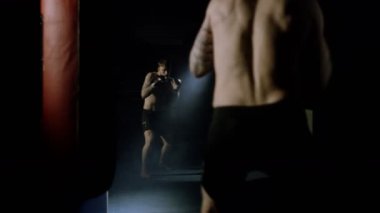 Aynanın önünde eğitimi Mma savaşçı