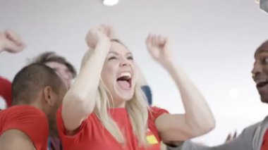 televizyonda spor maç izlerken arkadaşlar
