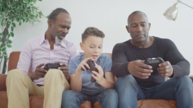 video oyunları oynarken aile