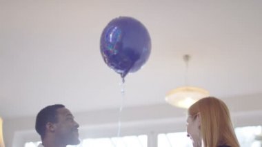 çocuk balonla oynuyor.