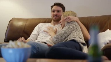 korkunç bir şey için televizyonda tepki Çift