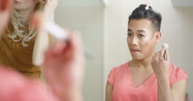 Travesti erkek bir öpücük paylaşmak