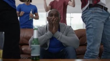 televizyonda spor maç izlerken arkadaşlar