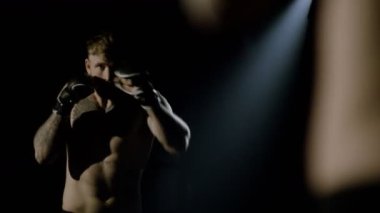 Aynanın önünde eğitimi Mma savaşçı