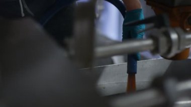 Ekipman kontrol işçi