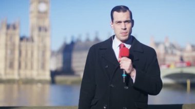 Haber muhabiri canlı kamera için yapmaya