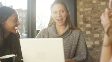 kafede içki içiyorduk arkadaşlar