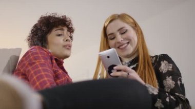 kadın çift cep telefonu ile bir selfie al