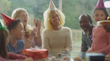 kadın doğum günü kutluyor