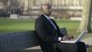 Dizüstü bilgisayar kullanan iş adamı 