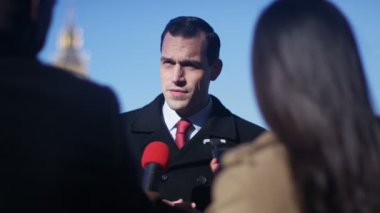 İşadamı veren canlı röportajı 