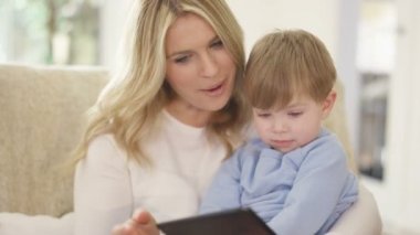 Anne ve oğlu tablet vasıl arıyorsunuz