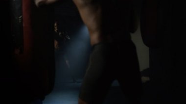 Aynanın önünde eğitimi Mma savaşçı