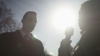 Muhabire canlı röportaj veren adam 