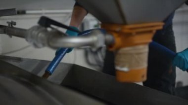 Ekipman kontrol işçi