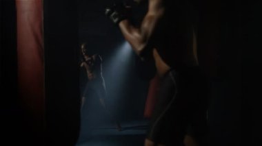 Aynanın önünde eğitimi Mma savaşçı