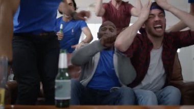 televizyonda spor maç izlerken arkadaşlar