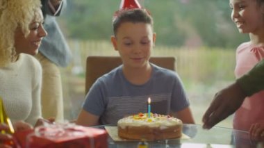 çocuk doğum günü kutluyor 