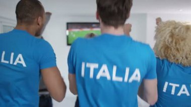televizyonda spor maç izlerken arkadaşlar
