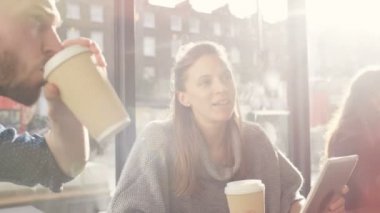 Teknolojisini kullanan arkadaşlar 