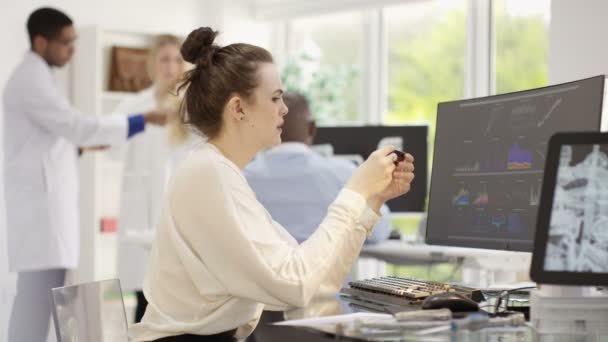 ingénieurs analysant les données techniques 