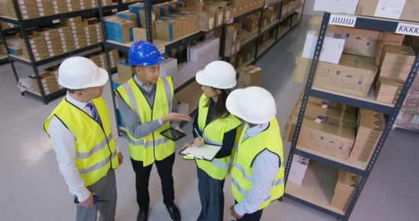 Equipe de gestão em armazém industrial — Vídeo de Stock