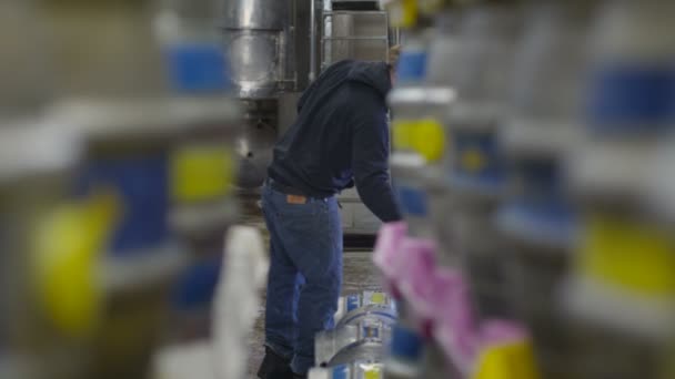 Εργαζόμενος προετοιμάζει βαρέλια μπύρας — Αρχείο Βίντεο
