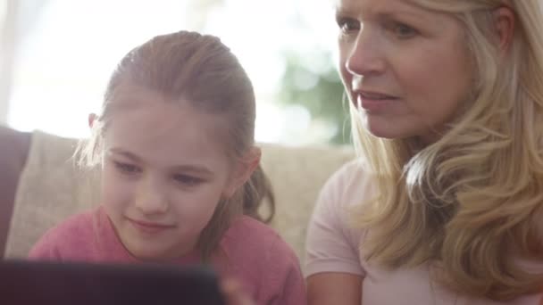 Grand-mère et petite-fille regardant tablette — Video