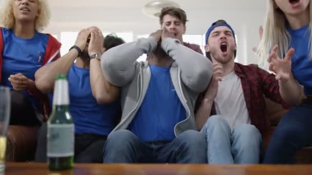 Amigos assistindo jogo de esportes na TV — Vídeo de Stock