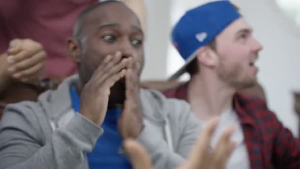 Amigos assistindo jogo de esportes na TV — Vídeo de Stock