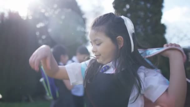 Petite fille avec sac à dos — Video