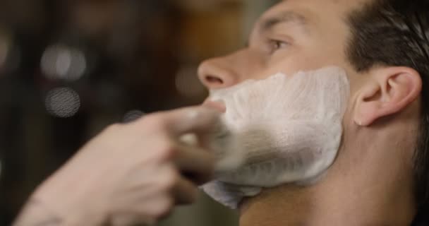 Man getting a shave with razor — Stock Video