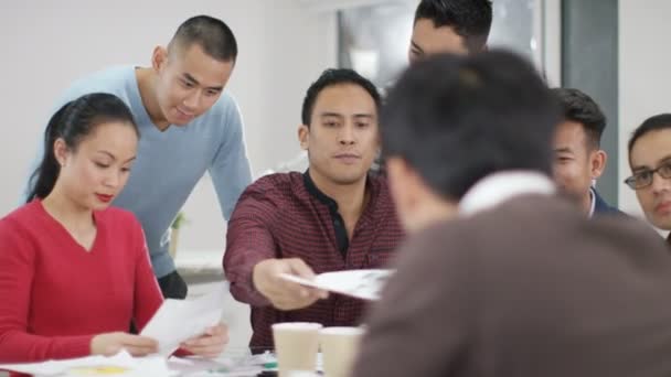 Gruppo di lavoro guardando computer portatile — Video Stock