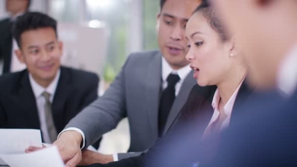 Grupo empresarial en debate — Vídeo de stock