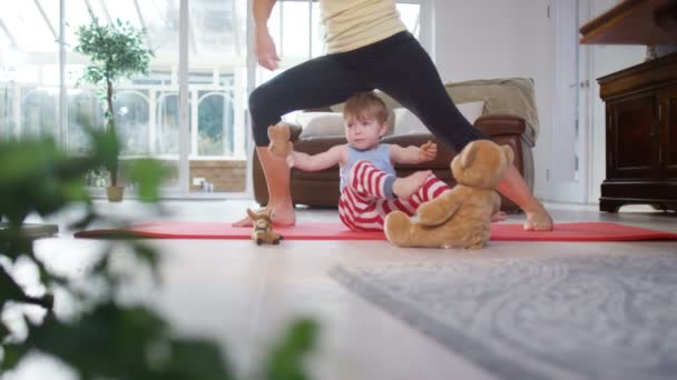Madre haciendo yoga con su hijo — Vídeo de stock