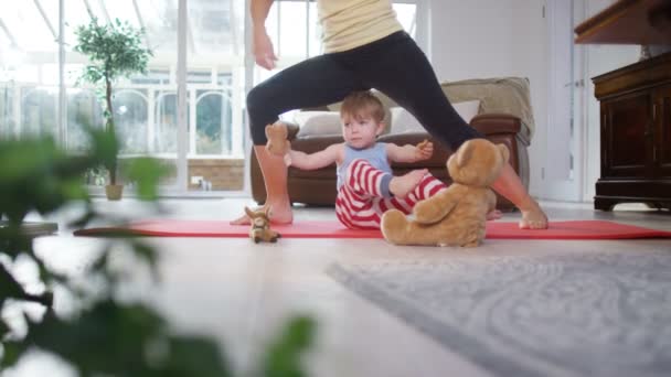 Madre che fa yoga con il figlio — Video Stock