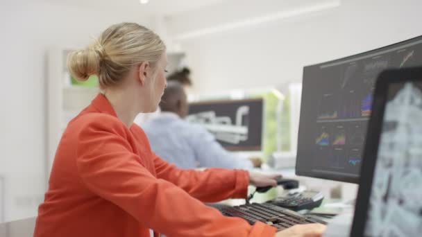 ingénieur analysant technique 