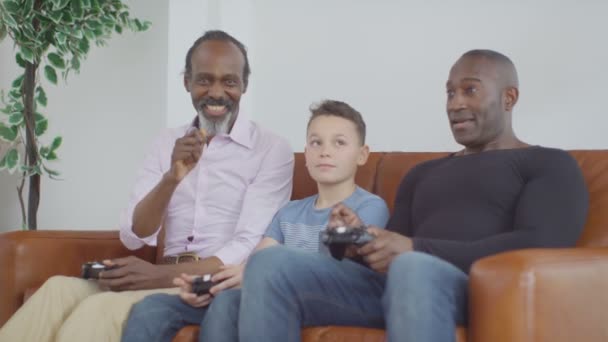 Famiglia che gioca ai videogiochi — Video Stock
