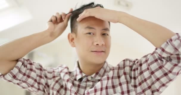 Muž si česá vlasy — Stock video