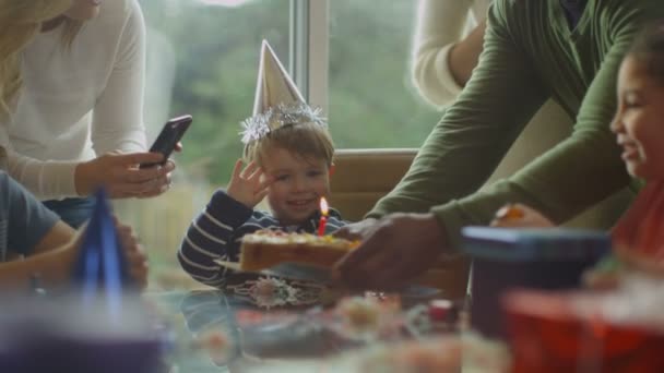 Menino comemorando seu aniversário — Vídeo de Stock