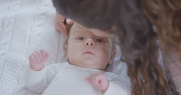 Mãe com bebê filha — Vídeo de Stock