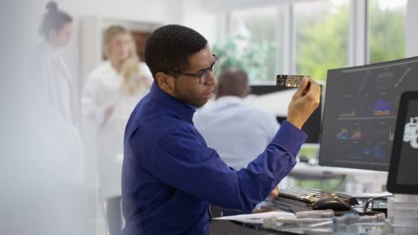  ingénieur recherche des données sur ordinateur 