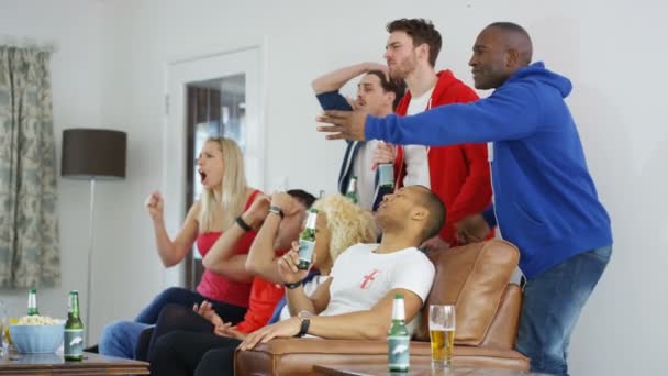 Amigos viendo deportes juego en la televisión — Vídeos de Stock