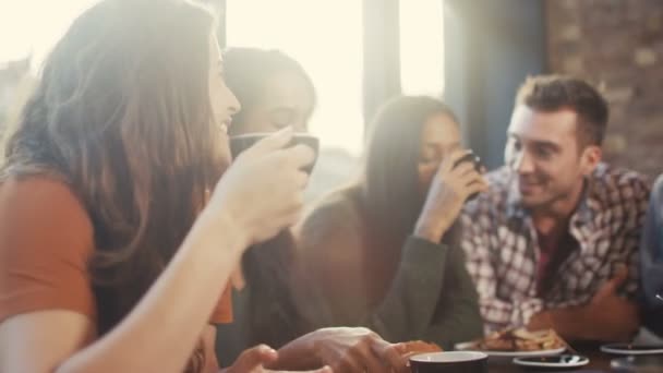 Vrienden chatten in de coffeeshop — Stockvideo