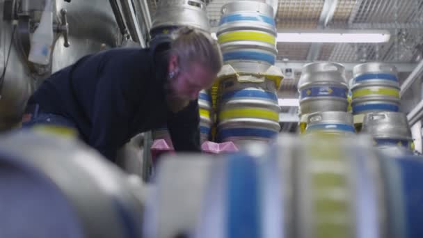 Worker preparing barrels of beer — Stock Video