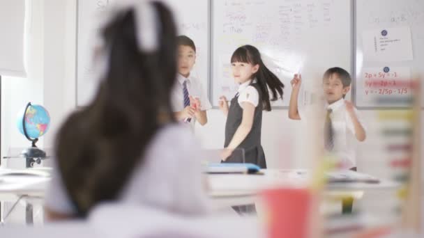 Küçük kız sınıfta onun masasında — Stok video