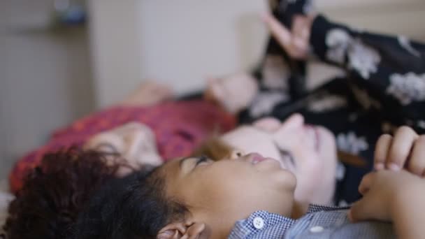 Coppia femminile prendendo selfie con il figlio — Video Stock